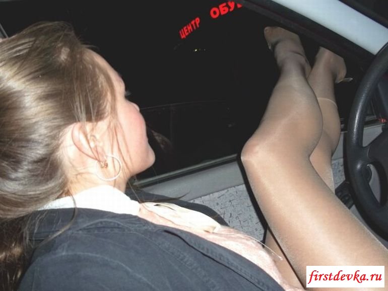 Девушка снимает трусики у машины фото