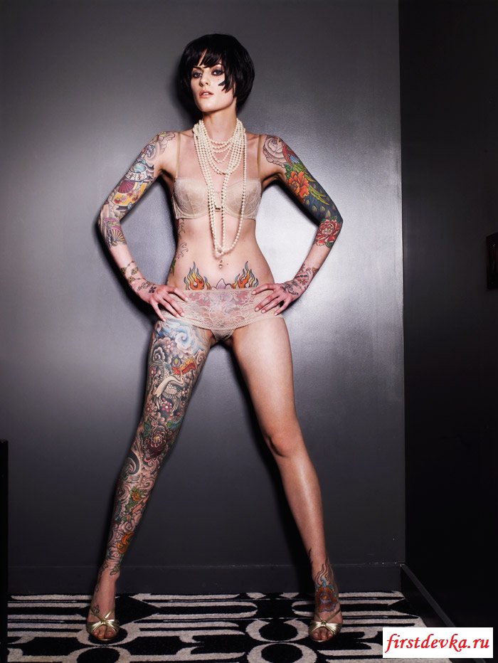 Голая девушка с большими татуировками (7 фотографий)